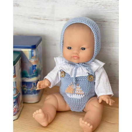 Peto, camisa blanca y capota azul con barco